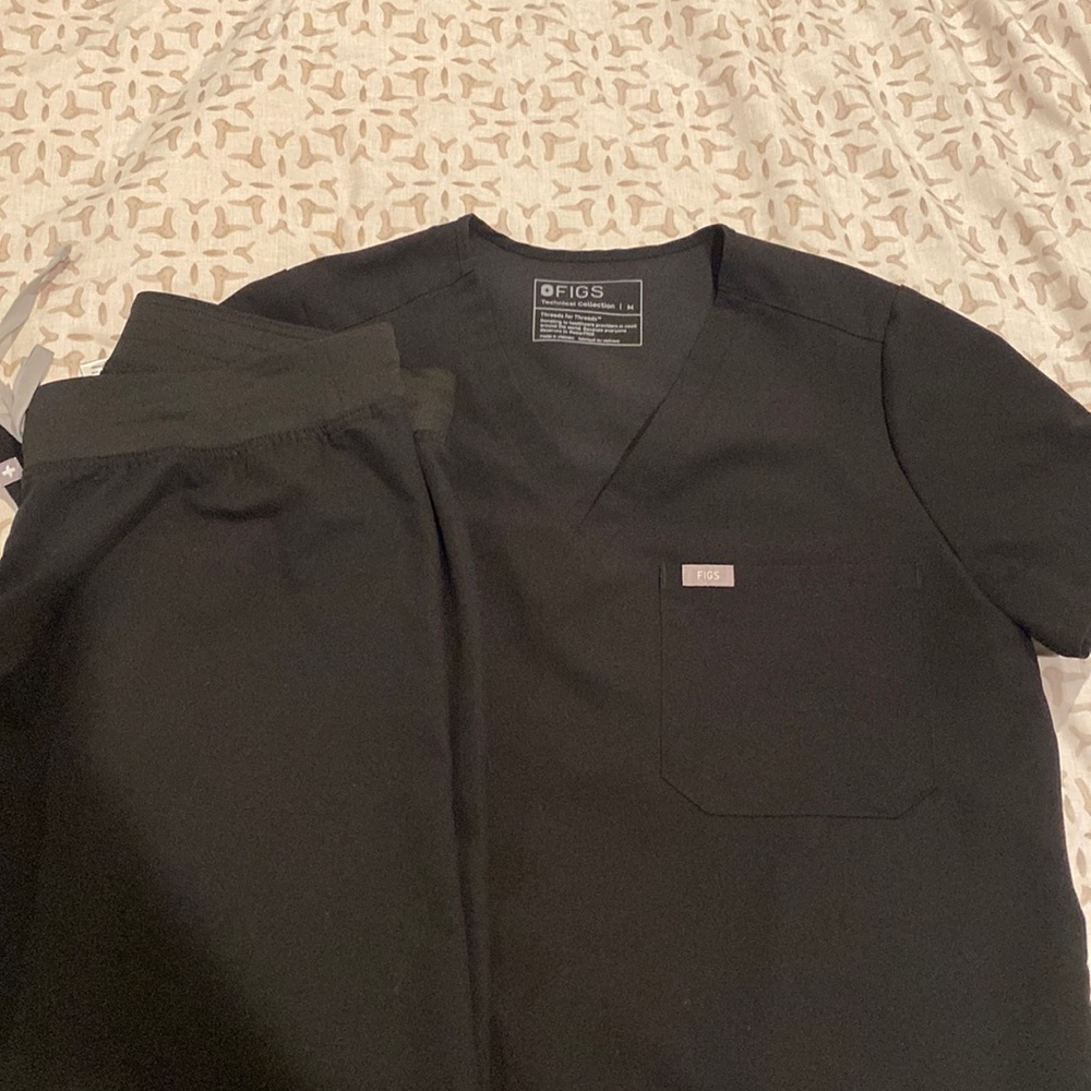 EUC FIGS Women’s black scrub set. Size M too and bottom